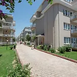 Larissa Club מלון
