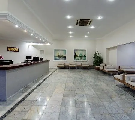 Larissa Club فندق