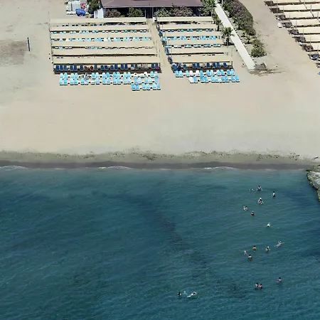 Larissa Club فندق 4*